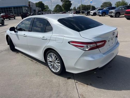 2020 Toyota Camry Hybrid XLE