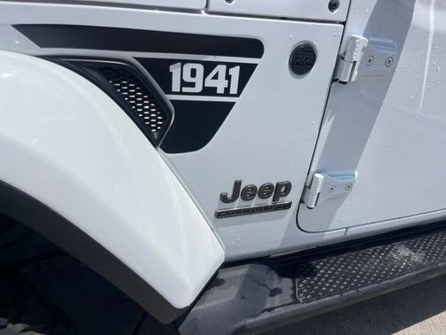 Bright White Clearcoat 2021 Jeep Gladiator Sport