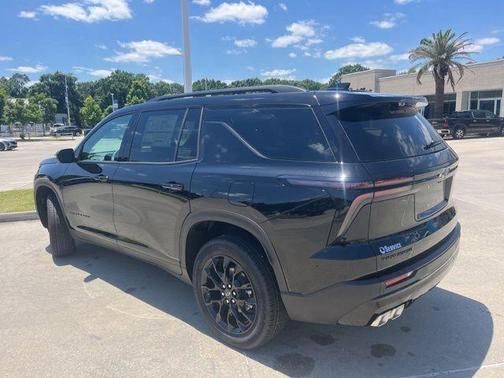 Mosaic Black Metallic 2026 Chevrolet Traverse LT