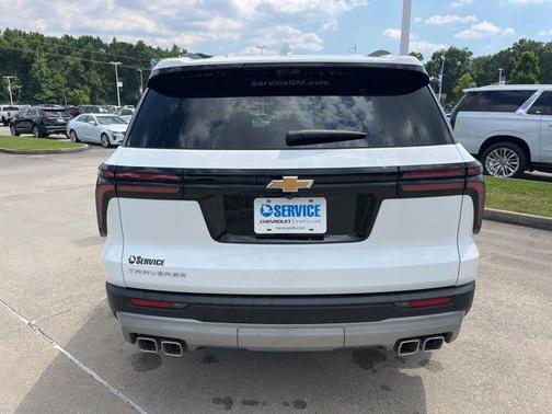 Summit White 2026 Chevrolet Traverse LT