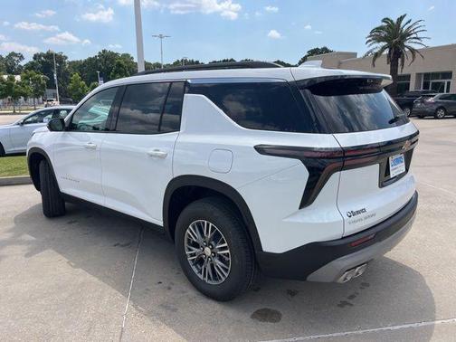 Summit White 2026 Chevrolet Traverse LT