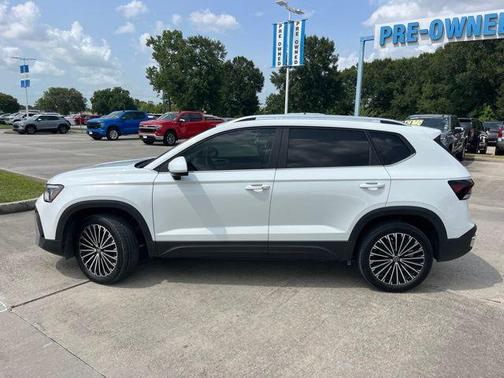 Pure White 2025 Volkswagen Taos 1.5T SE