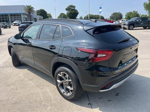 Mosaic Black Metallic 2025 Chevrolet Trax LT