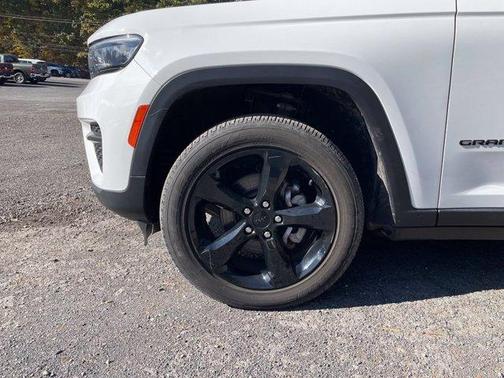 Bright White Clearcoat 2023 Jeep Grand Cherokee Altitude