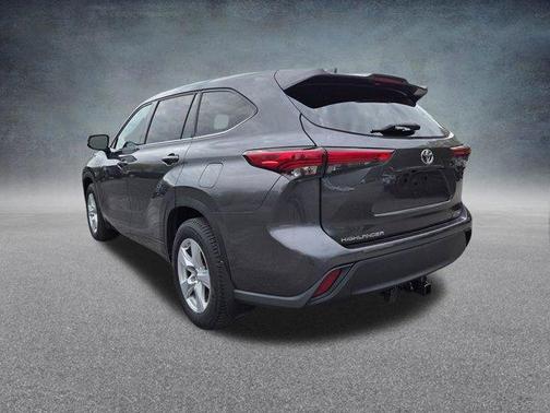 Magnetic Gray Metallic 2021 Toyota Highlander LE