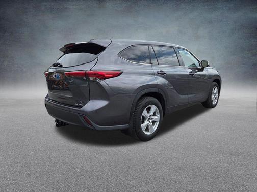 Magnetic Gray Metallic 2021 Toyota Highlander LE