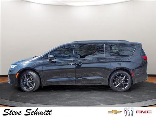 Brilliant Black Crystal Pearlcoat 2021 Chrysler Pacifica Touring