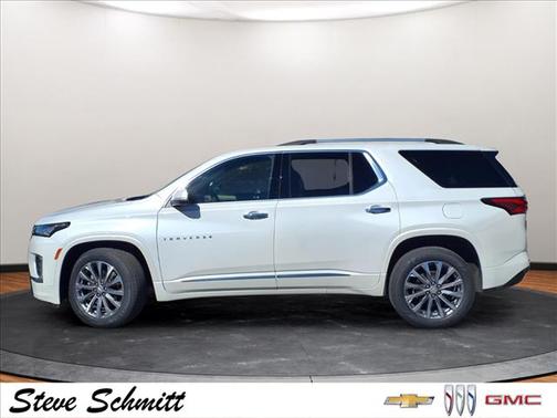 Iridescent Pearl Tricoat 2023 Chevrolet Traverse Premier