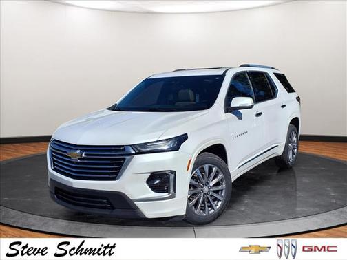 Iridescent Pearl Tricoat 2023 Chevrolet Traverse Premier