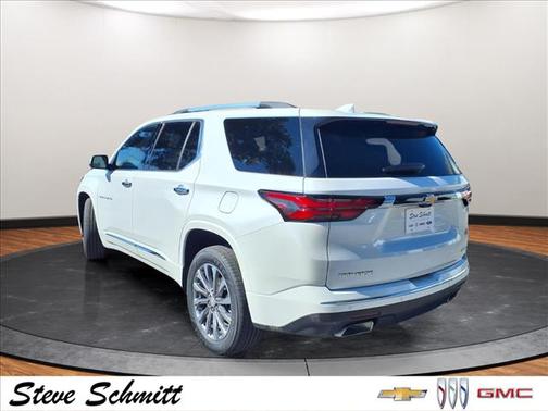 Iridescent Pearl Tricoat 2023 Chevrolet Traverse Premier