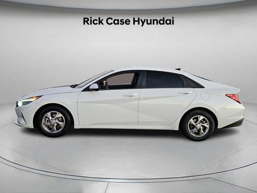 2022 Hyundai ELANTRA SE
