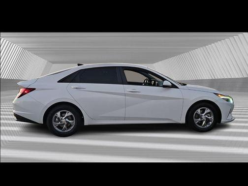 2022 Hyundai ELANTRA SE