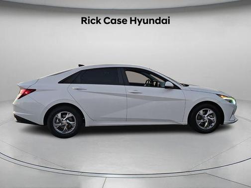 2022 Hyundai ELANTRA SE