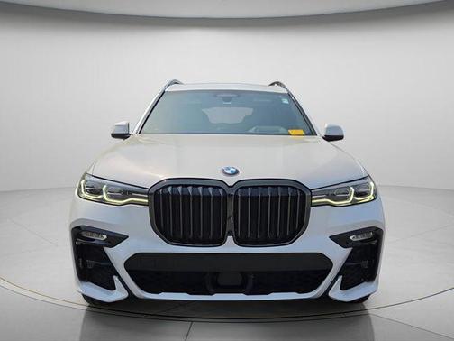 Mineral White Metallic 2022 BMW X7 xDrive40i