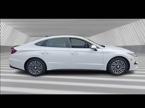 2022 Hyundai SONATA Hybrid SE