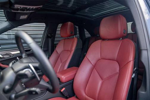 2025 Porsche Macan Base