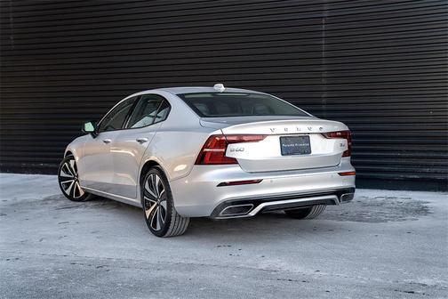 2022 Volvo S60 B5 Momentum