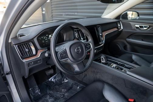 2022 Volvo S60 B5 Momentum