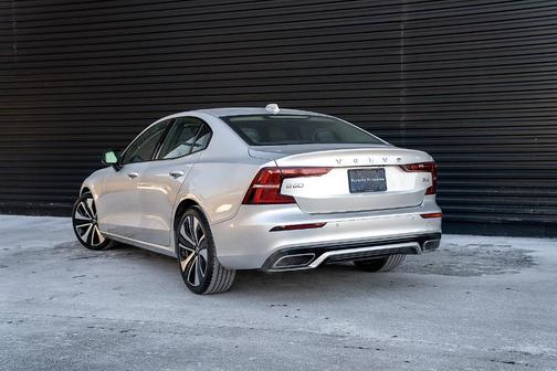 2022 Volvo S60 B5 Momentum