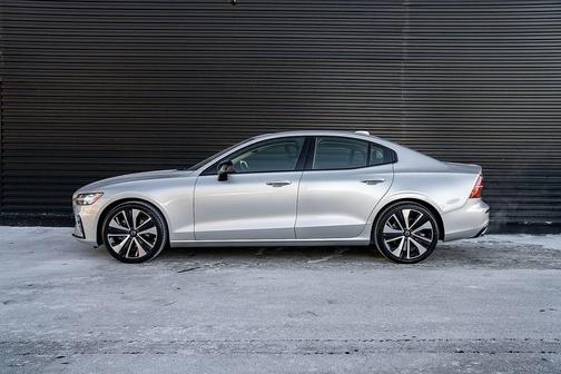 2022 Volvo S60 B5 Momentum