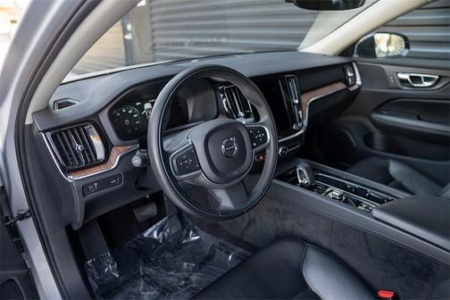 2022 Volvo S60 B5 Momentum