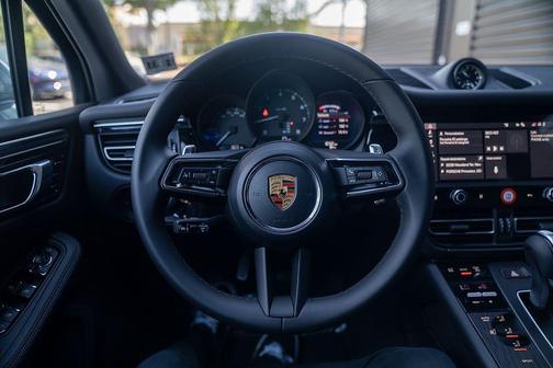 Dolomite Silver Metallic 2026 Porsche Macan