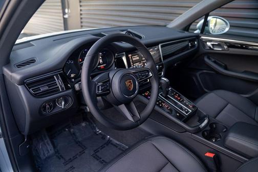 Dolomite Silver Metallic 2026 Porsche Macan