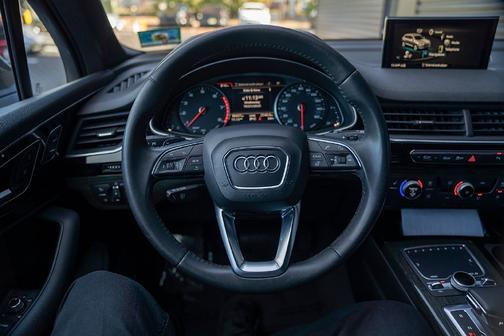 Orca Black Metallic 2018 Audi Q7 3.0T Premium