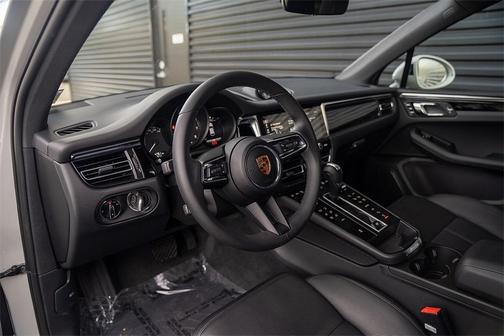 2025 Porsche Macan Base