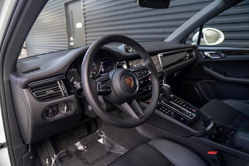 2025 Porsche Macan Base