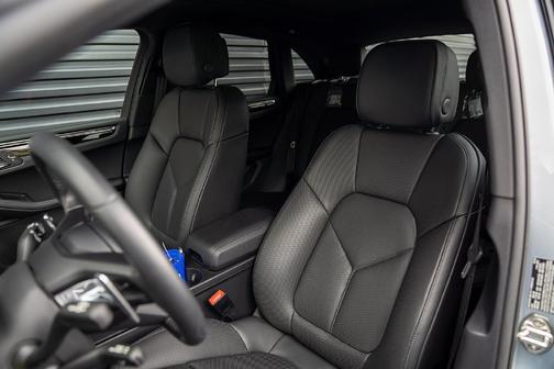 Dolomite Silver Metallic 2026 Porsche Macan Macan