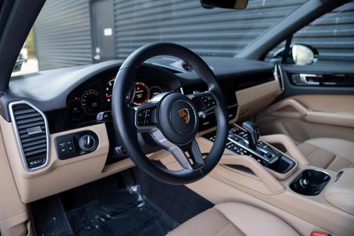 2022 Porsche Cayenne Base