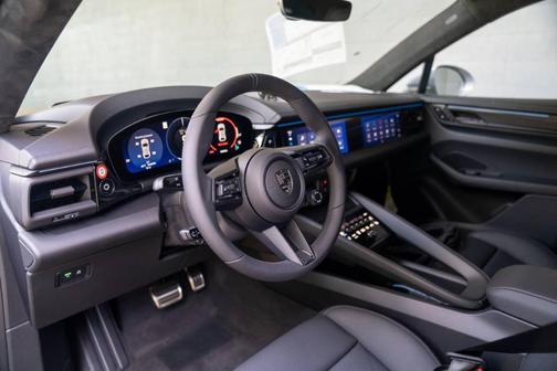 2025 Porsche Macan Turbo
