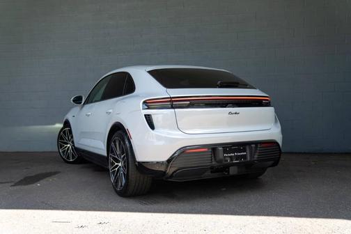 2025 Porsche Macan Turbo