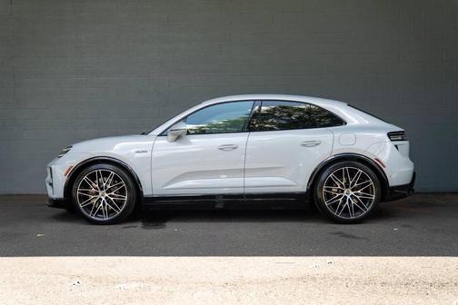 2025 Porsche Macan Turbo