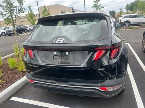 Black 2024 Hyundai TUCSON SE