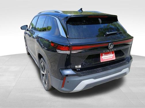Deep Black Pearl Effect 2026 Volkswagen Tiguan 2.0T SE