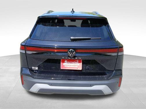 Deep Black Pearl Effect 2026 Volkswagen Tiguan 2.0T SE
