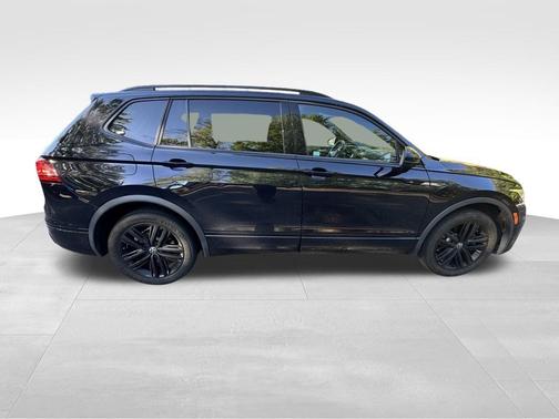 Deep Black Pearl Effect 2022 Volkswagen Tiguan 2.0T SE R-Line Black