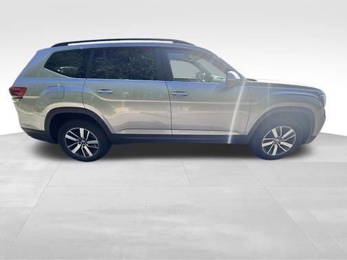 Pyrite Silver Metallic 2023 Volkswagen Atlas 2.0T SE