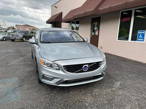 Electric Silver Metallic 2017 Volvo S60 T5 Dynamic