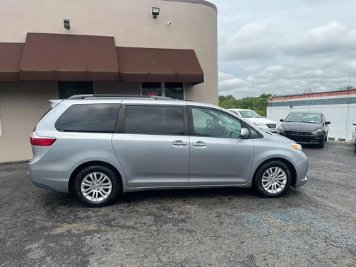 Silver Sky Metallic 2017 Toyota Sienna XLE Premium