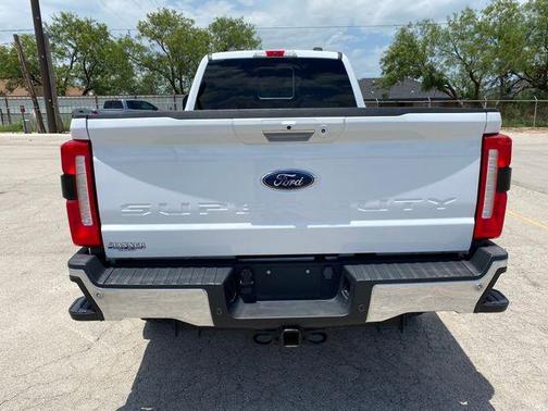 Oxford White 2024 Ford F-250 Lariat