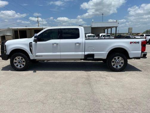 Oxford White 2024 Ford F-250 Lariat