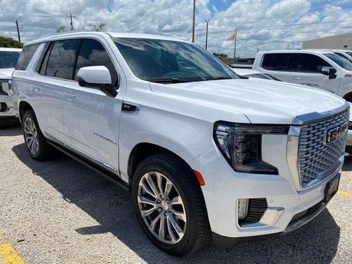 White Frost Tri-Coat 2024 GMC Yukon XL SLT