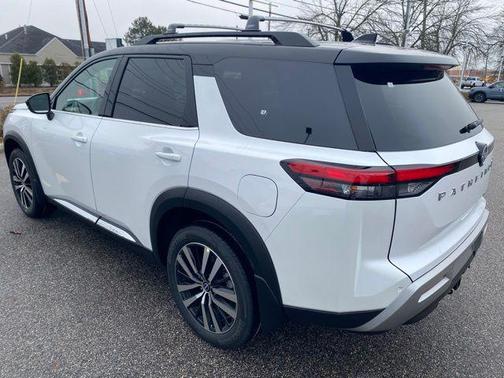 2025 Nissan Pathfinder Platinum 4WD