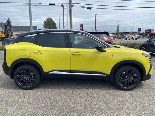Yuzu Yellow Metallic/Super Black 2026 Nissan Kicks SR