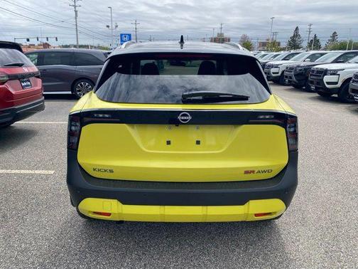 Yuzu Yellow Metallic/Super Black 2026 Nissan Kicks SR