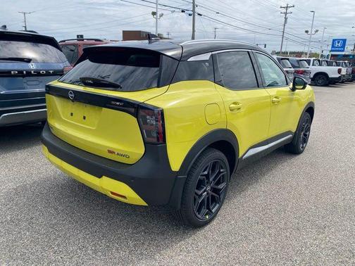 Yuzu Yellow Metallic/Super Black 2026 Nissan Kicks SR