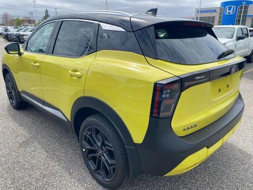 Yuzu Yellow Metallic/Super Black 2026 Nissan Kicks SR